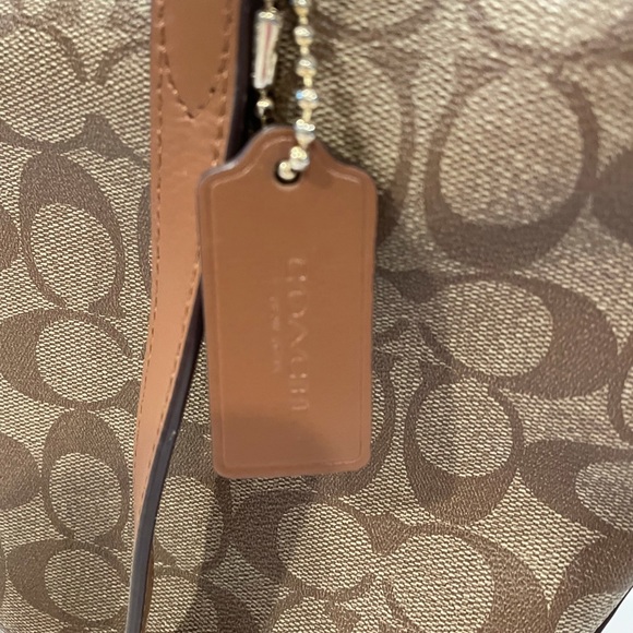 Tan Coach Shoulder Bag - Picture 4 of 11